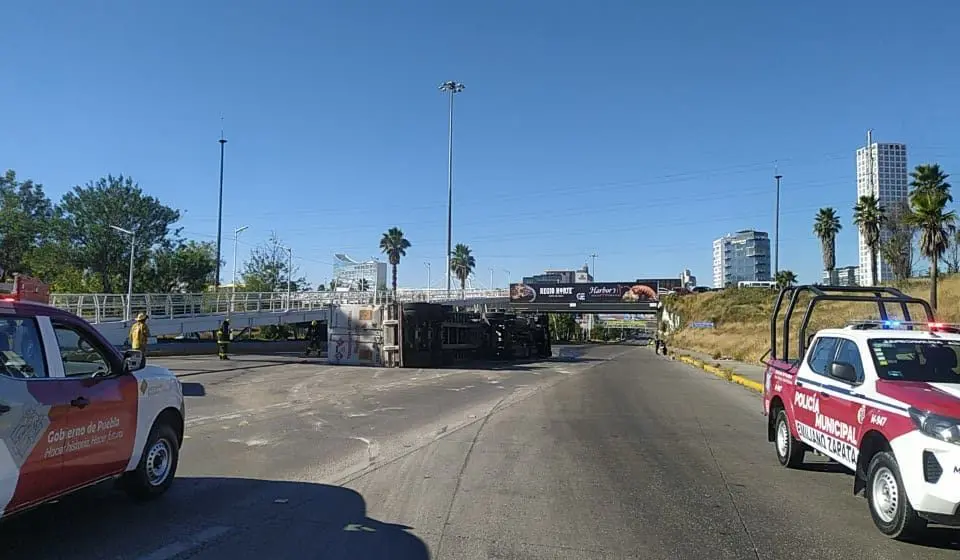 Tráiler termina volteado en Vía Atlixcáyotl y cierra la vialidad