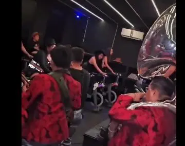 (VIDEO) Banda toca en vivo en clase de spinning en Oaxaca