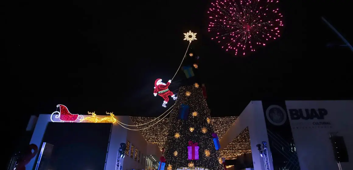 Con el encendido del árbol, la BUAP da bienvenida a la navidad 2024