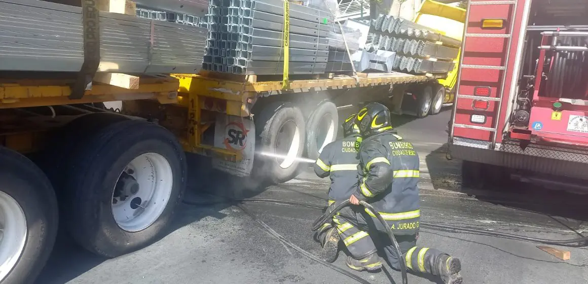 Tráiler embiste a varios autos en la México-Toluca