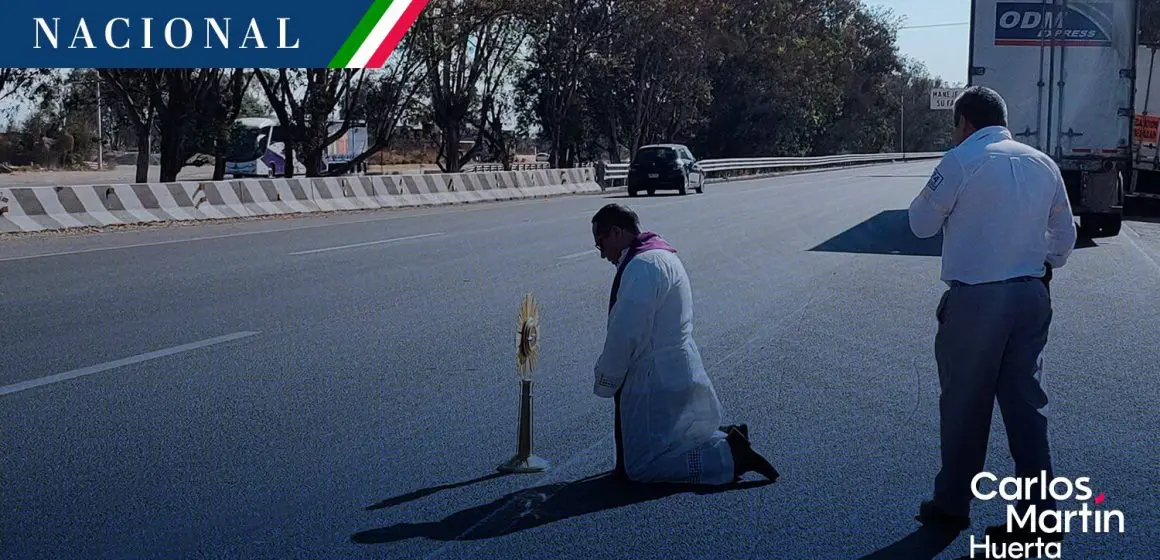 Sacerdote bendice la México-Querétaro para reducir accidentes y asaltos