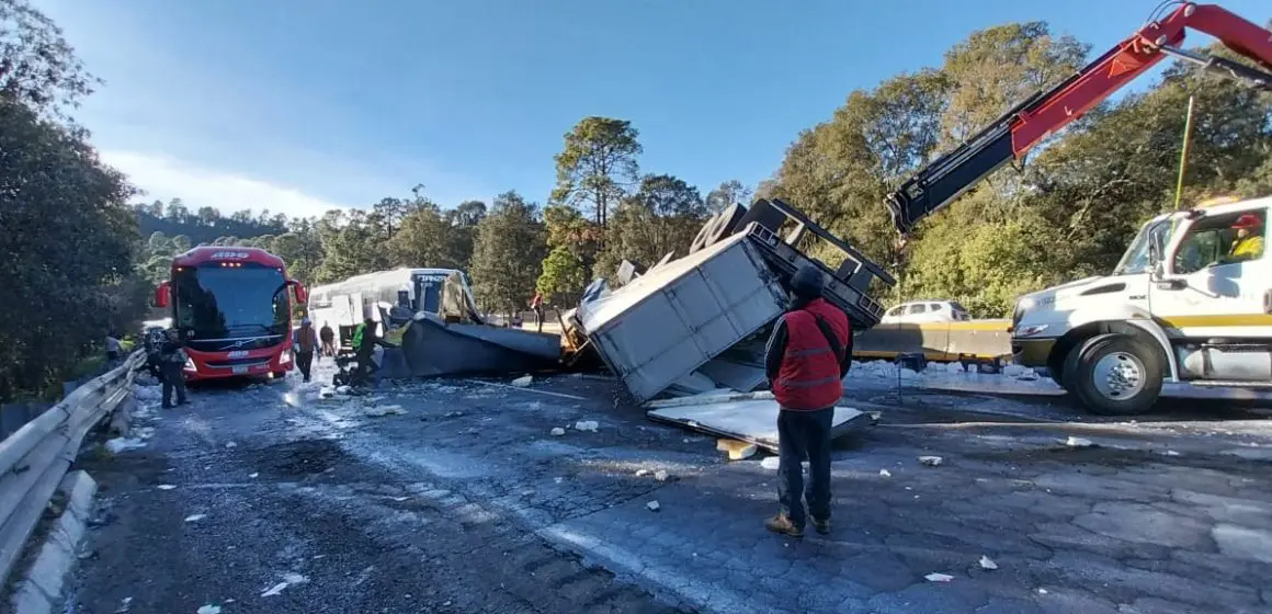 Volcadura de tráiler que transportaba leche provocó cierre de la México-Puebla