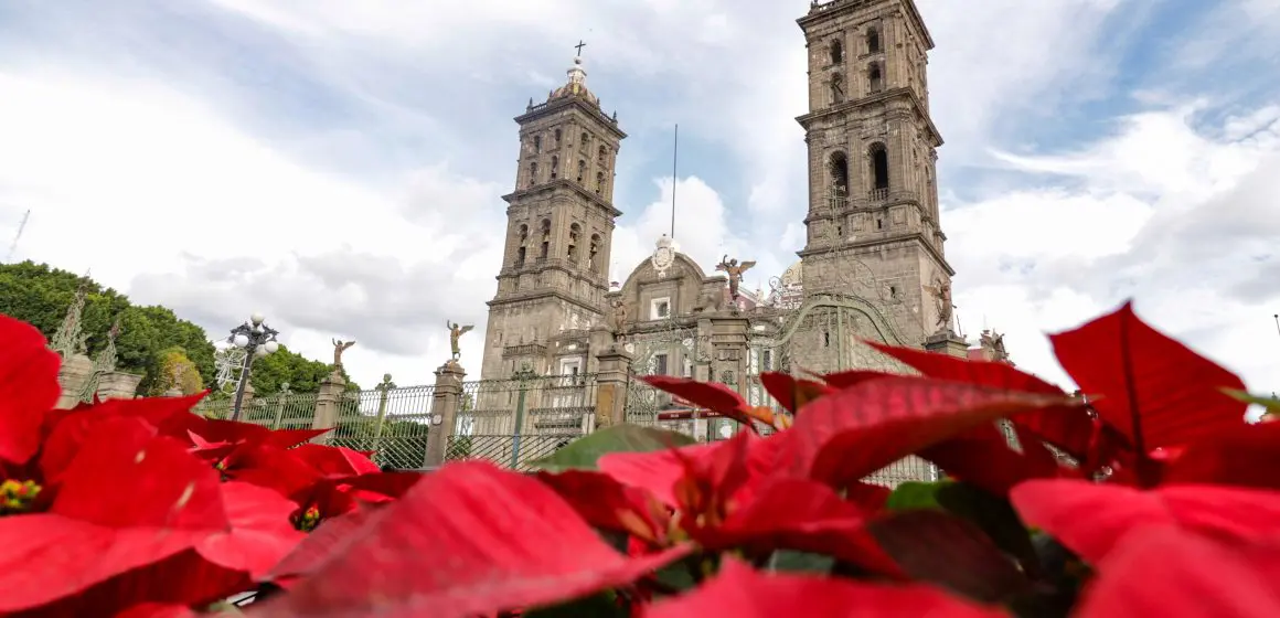 Arquidiócesis de Puebla coloca nacimiento navideño monumental en la Curia Arzobispal