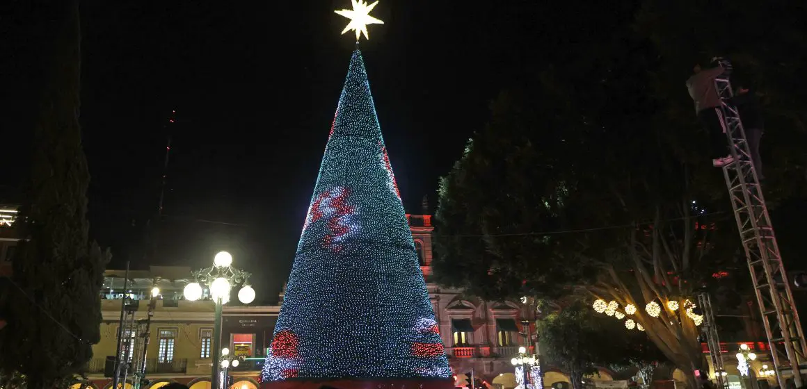 El zócalo de la ciudad de Puebla se ilumina con el encendido del Árbol de Navidad