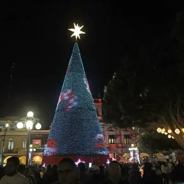 El zócalo de la ciudad de Puebla se ilumina con el encendido del Árbol de Navidad