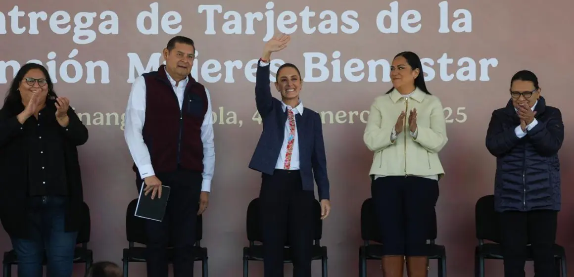 Sheinbaum entrega tarjetas de la Pensión Mujeres Bienestar en Huauchinango