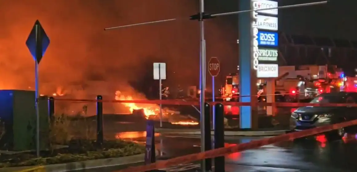 En Filadelfia, avioneta se estrella cerca de Roosevelt Mall