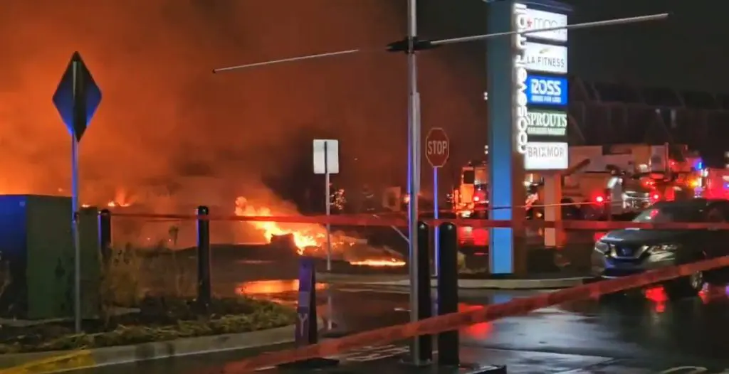En Filadelfia, avioneta se estrella cerca de Roosevelt Mall 1 GiqXnajW0AEGzvz