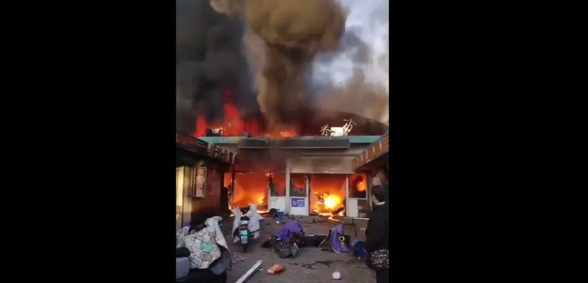 Incendio en mercado de China deja ocho muertos