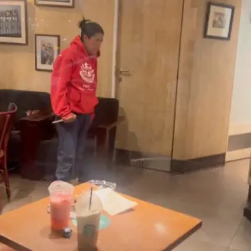 Mujer amenaza a trabajadores de Starbucks en la Condesa de CDMX