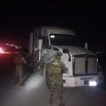 Recuperan tractocamión robado tras balacera en Tecamachalco