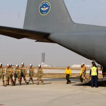 Regresa delegación mexicana que ayudó a combatir incendios en Los Ángeles