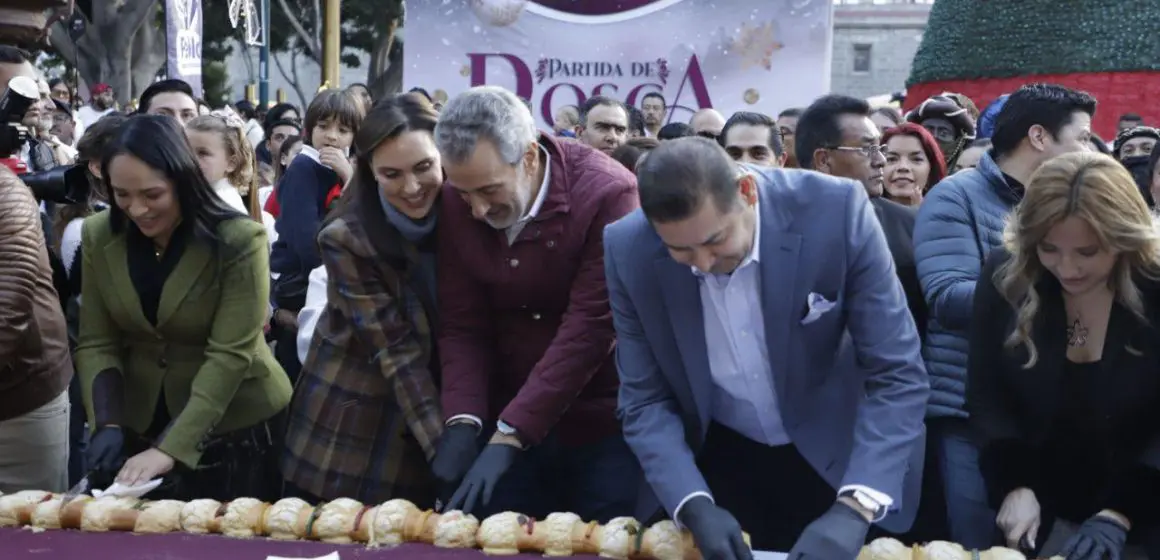 Presiden Alejandro Armenta y Pepe Chedraui la partida de Rosca Monumental en el Zócalo de Puebla