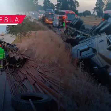 Tráiler se voltea en la autopista Amozoc-Perote y provoca caos vial