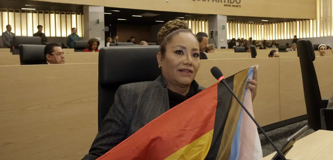 Gabriela Chumacero rinde protesta como primera diputada transgénero en Congreso de Puebla