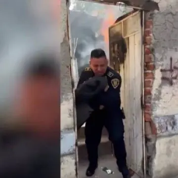 Policías salvan a niños de incendio en CDMX