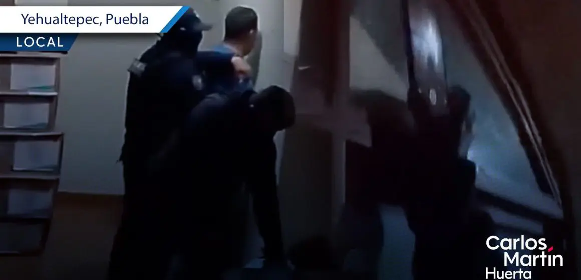 Captan a policías de Yehualtepec golpeando a detenidos en comisaría