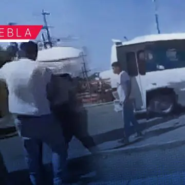 Chofer de la ruta 68 golpea brutalmente a joven en Puebla; quería pagar con billete