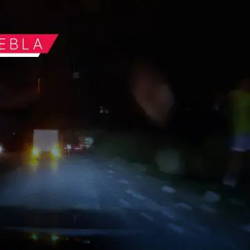 Lanzan piedras a vehículos en bulevar Hermanos Serdán; golpean a uno