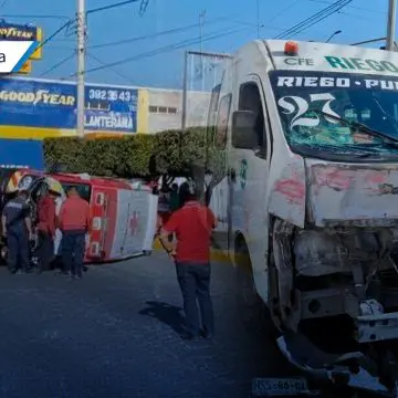 Ruta 27 choca contra ambulancia y la voltea en Tehuacán; no le dio el paso