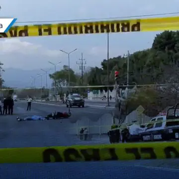 Tráiler se pasa el alto y embiste motocicleta con madre e hijo en Tehuacán; la mujer murió