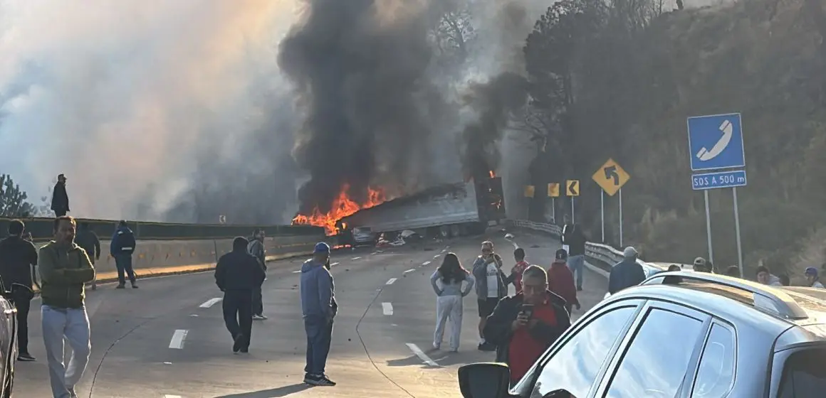 Choque e incendio en la autopista México – Puebla; deja varias personas muertas; provoca cierre total