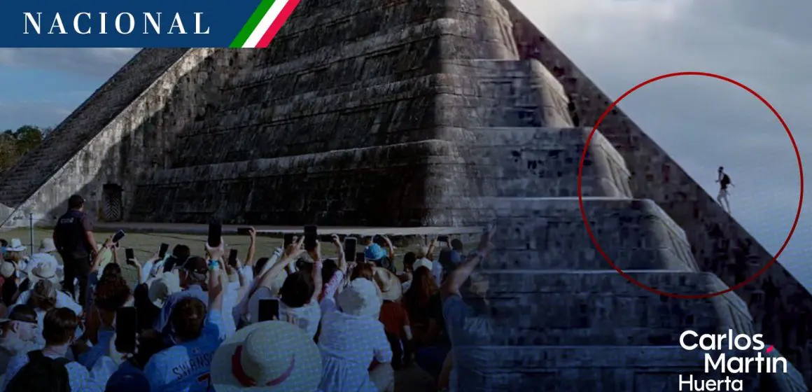 Turista alemán sube al Castillo de Chichén Itzá durante el equinoccio