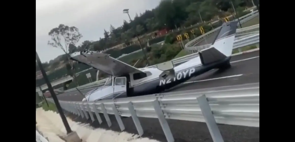 Avioneta realiza aterrizaje de emergencia en plena autopista de Hidalgo