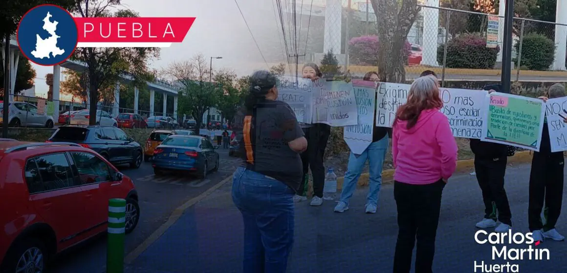 Estudiantes del BINE bloquean lateral del bulevar Hermanos Serdán; acusan malos tratos de directora