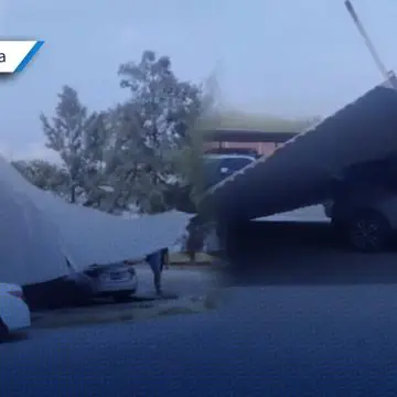 Techo del estacionamiento del Hospital General de Tehuacán colapsa tras ráfaga de viento