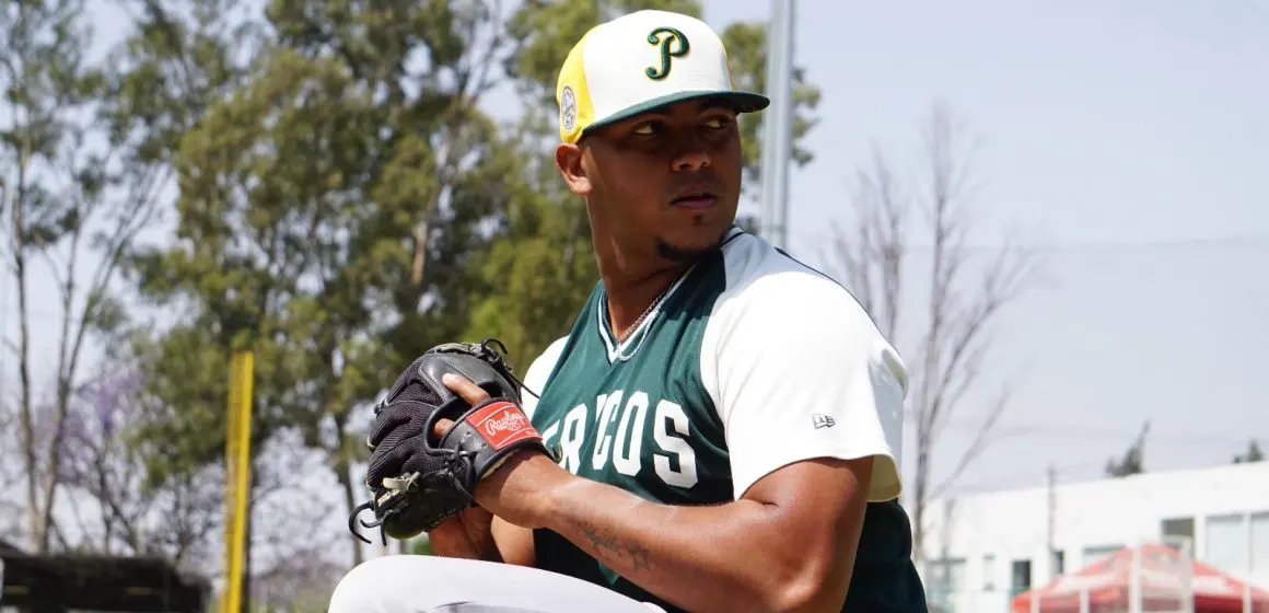 El lanzador Luis Reyes trabaja sesión de bullpen con los Pericos de Puebla