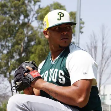 El lanzador Luis Reyes trabaja sesión de bullpen con los Pericos de Puebla