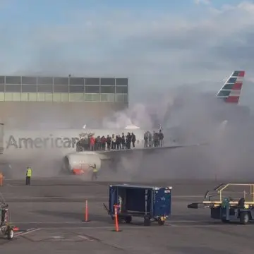 Evacuación de emergencia en el Aeropuerto de Denver tras incendio en avión de American Airlines