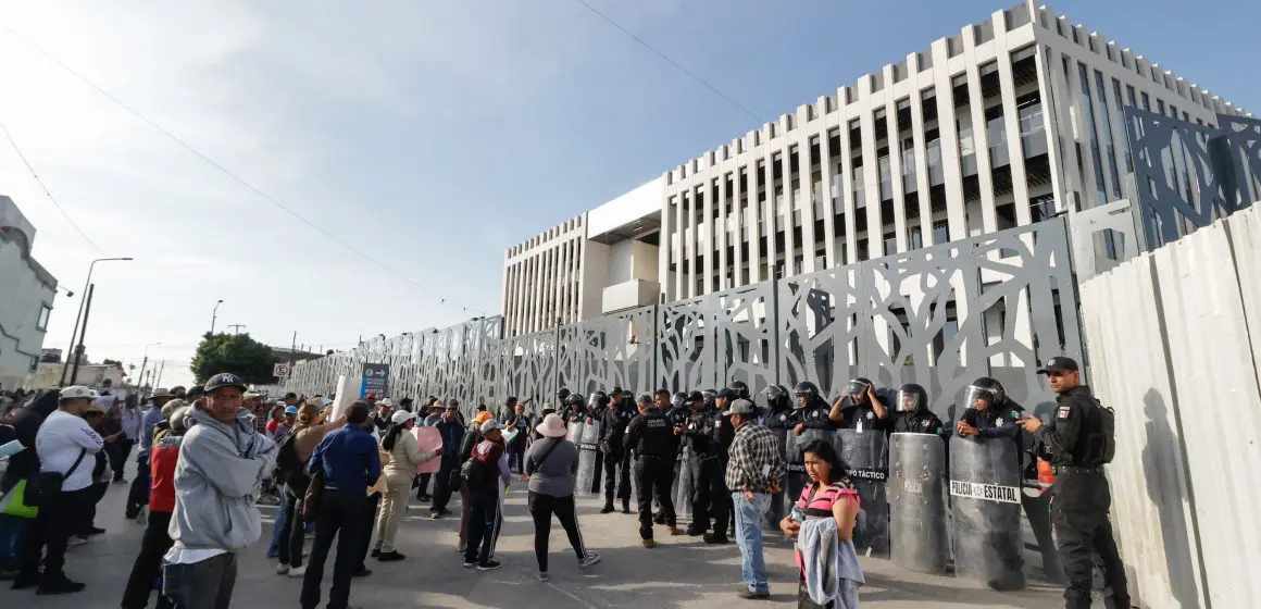 Pobladores de Ciudad Serdán secuestran a diputados y bloquean el Congreso de Puebla