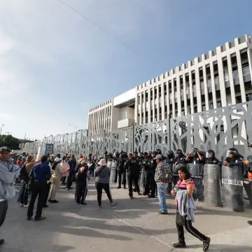 Pobladores de Ciudad Serdán secuestran a diputados y bloquean el Congreso de Puebla