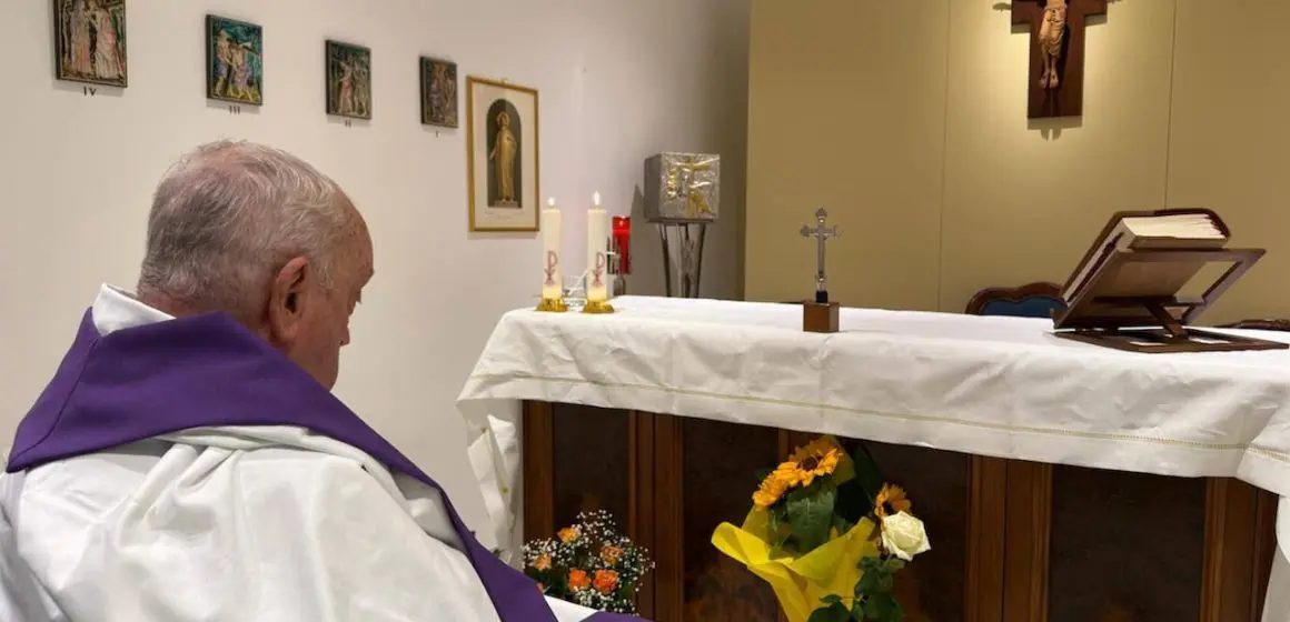 El Vaticano publica la primera imagen del Papa Francisco tras un mes de estar hospitalizado