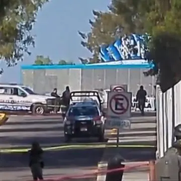 Abandonan camioneta con cuerpos y mensaje en Los Fuertes