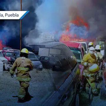 Incendio en corralón de San Pedro Cholula consume 233 vehículos