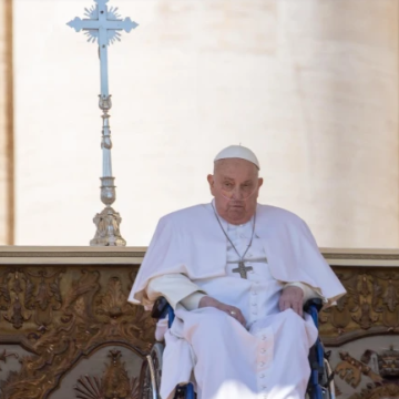 El Papa Francisco reaparece en la Plaza de San Pedro tras superar una grave neumonía