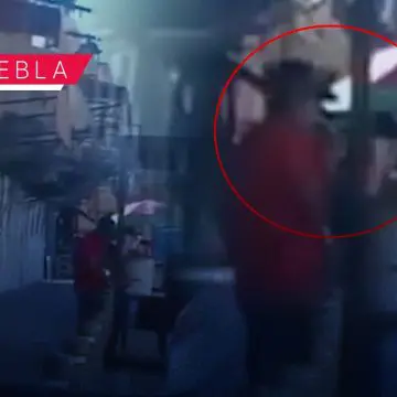 ¡Repugnante! Vendedor de gelatinas escupe en su mercancía en El Parián