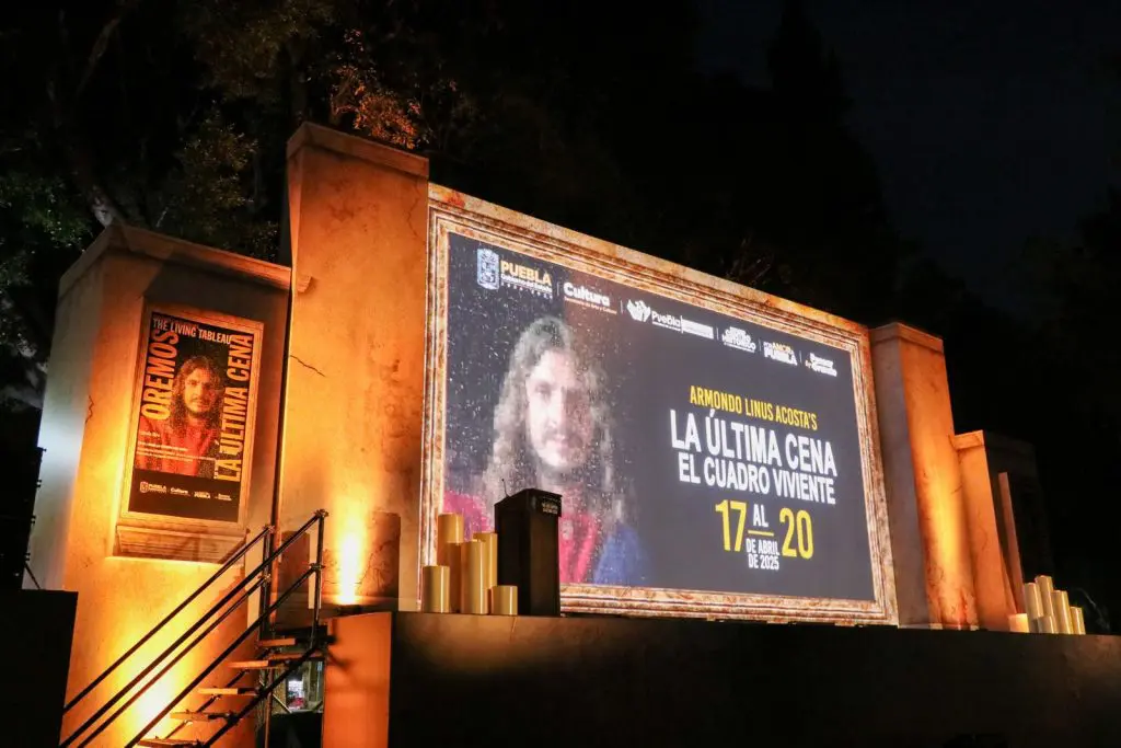 Poblanos y turistas disfrutan proyección “La Última Cena: El Cuadro Viviente” en el Paseo Bravo 1 WhatsApp Image 2025 04 20 at 09.38.52