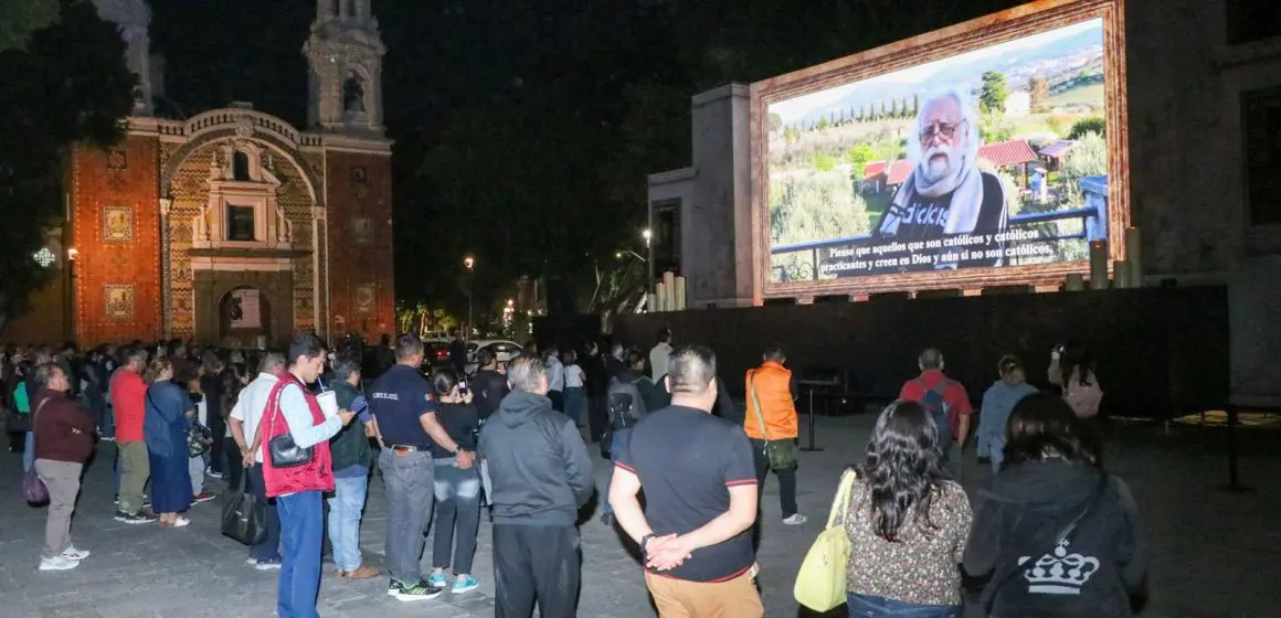 Poblanos y turistas disfrutan proyección “La Última Cena: El Cuadro Viviente” en el Paseo Bravo