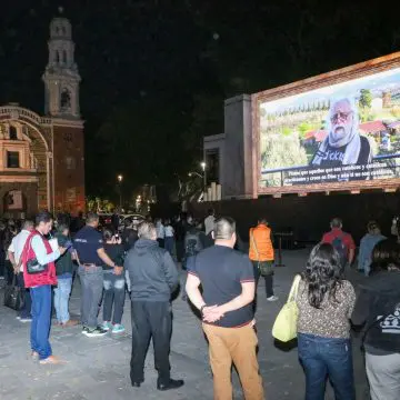 Poblanos y turistas disfrutan proyección “La Última Cena: El Cuadro Viviente” en el Paseo Bravo