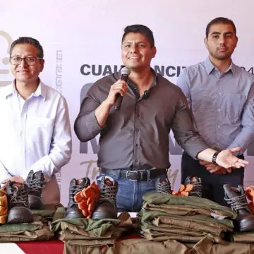 Entrega Omar Muñoz uniformes al personal del Servicio de Recolección de Residuos Sólidos Urbanos