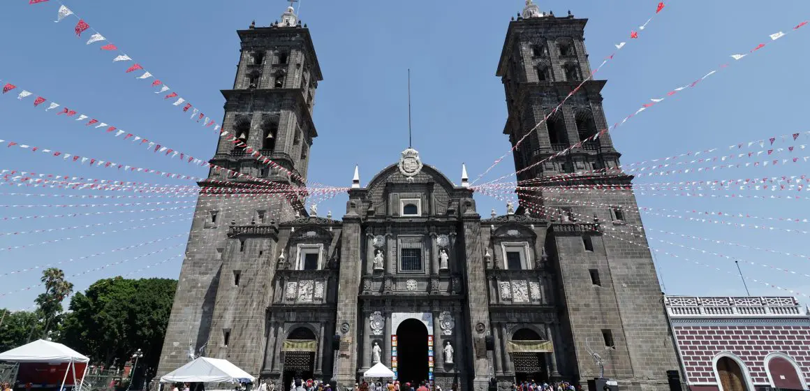 Fieles reviven la Pasión de Cristo en Viacrucis presidido por obispo auxiliar en Catedral