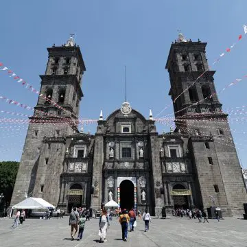 Fieles reviven la Pasión de Cristo en Viacrucis presidido por obispo auxiliar en Catedral