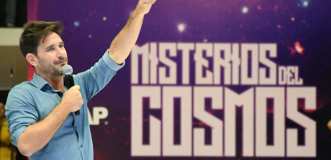 Misterios del cosmos: Física del universo explicada por Javier Santaolalla en la BUAP