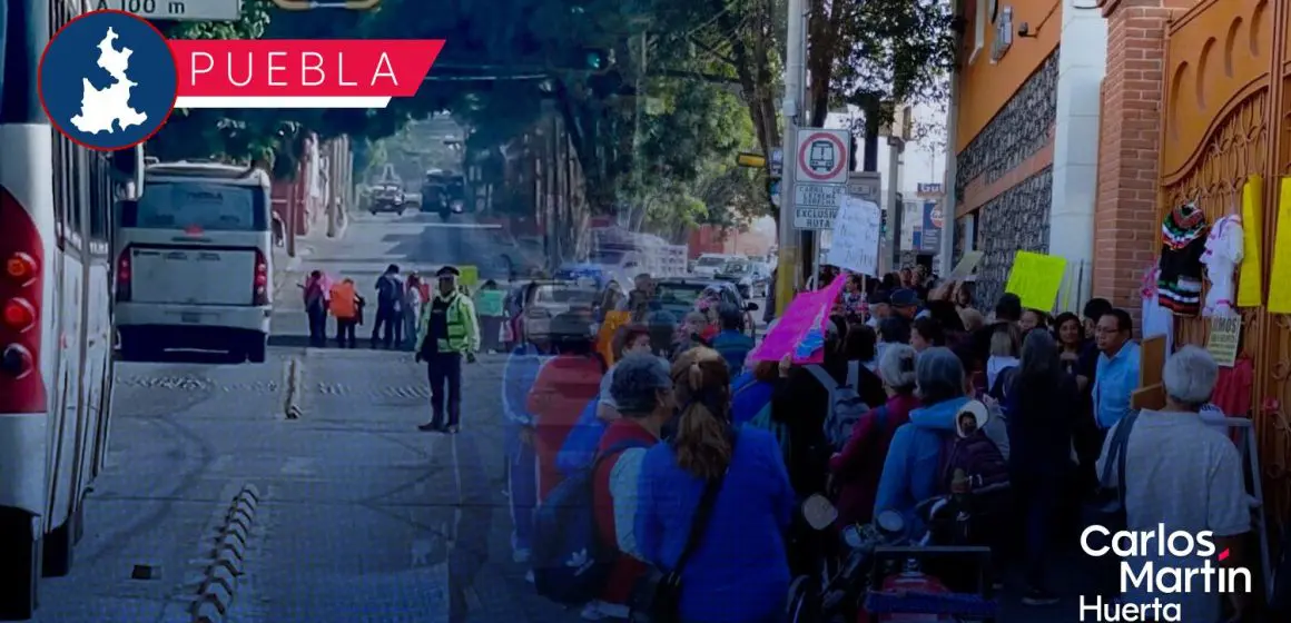 Abuelitos bloquean la 11 Norte para exigir la destitución de directora de la ‘Casa del Abue’