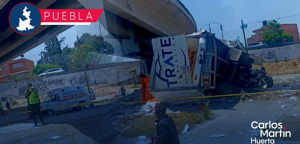 Accidente en el Periférico Ecológico: Tráiler cae desde puente y provoca cierre total