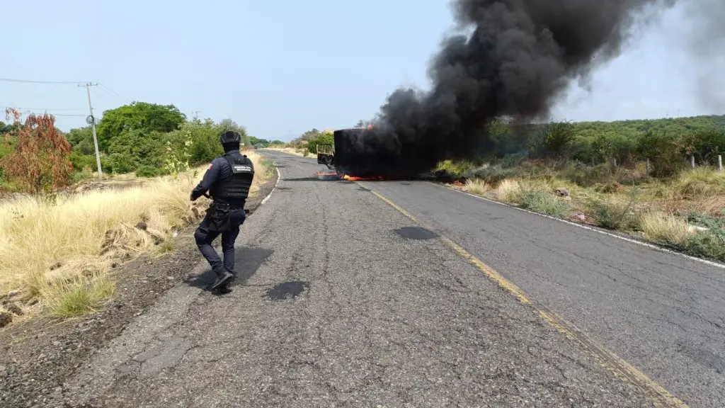 Dos policías muertos, un herido y bloqueos, saldo de jornada violenta en Michoacán 1 Bloqueos Michoacan